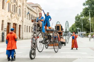 La FAM Teatre trae sus gigantescos “Diminuts” a las calles de Vigo